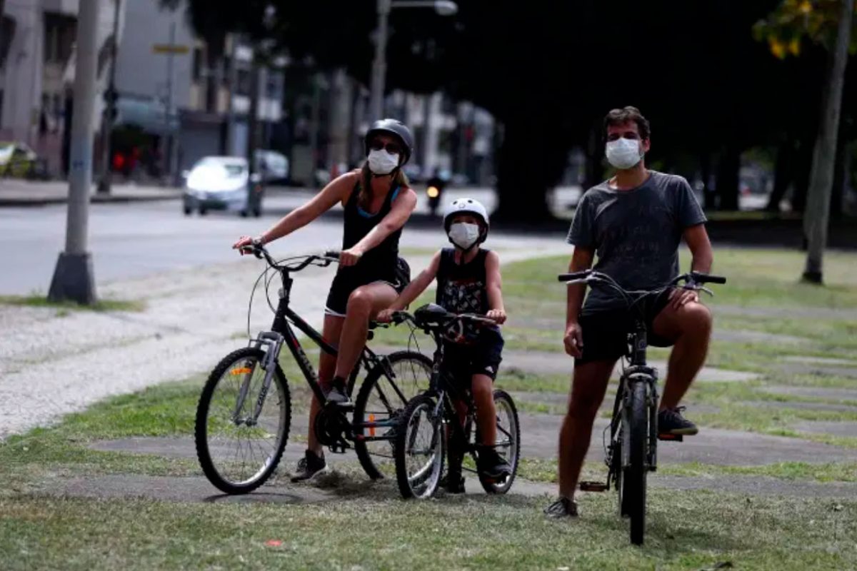 Família anda de bicicleta durante o surto de doença por coronavírus (COVID-19) no Rio de Janeiro Pilar Olivares/Reuter